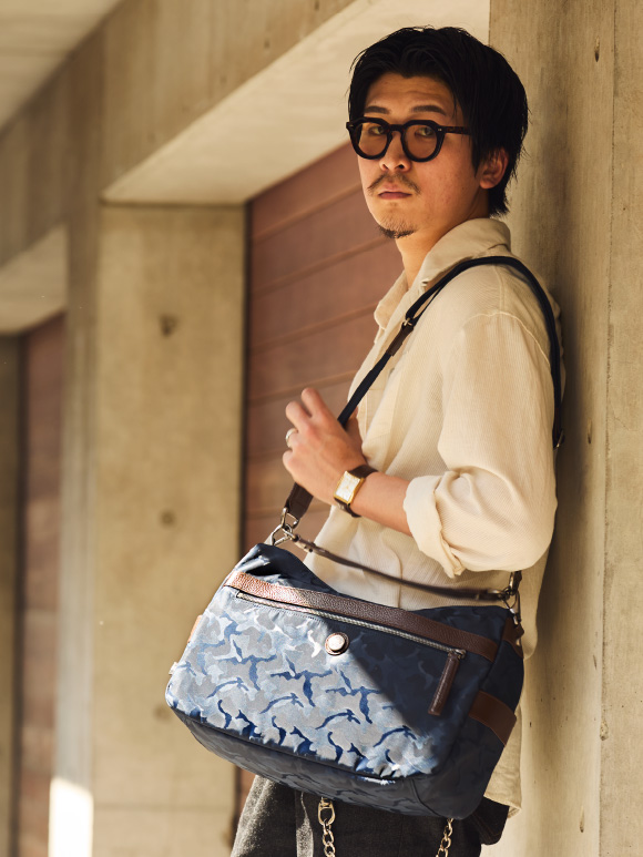 ソロペルテ 30th ショルダーバッグ を肩にかける TAKERU OIWA