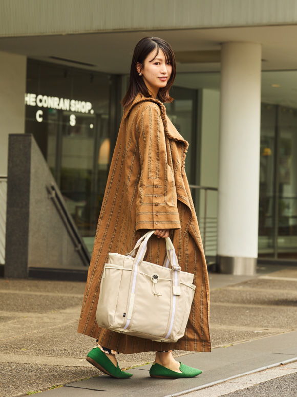 トートバッグを持つ村上 萌