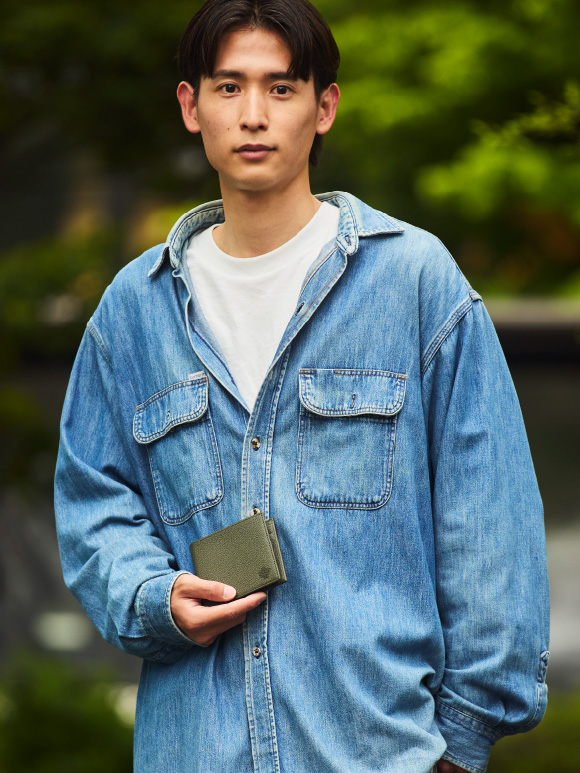 二つ折り財布を持つ馬越 零生