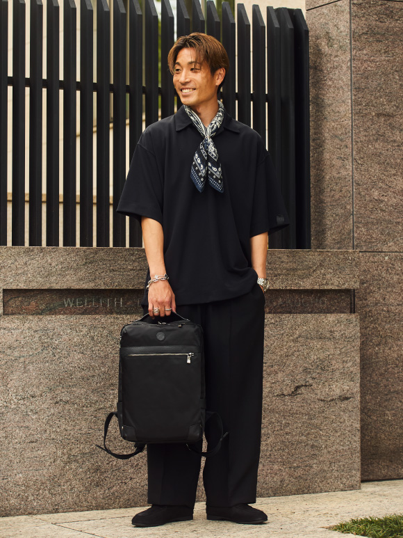 SOLO リュックを持つ山中 亮輔